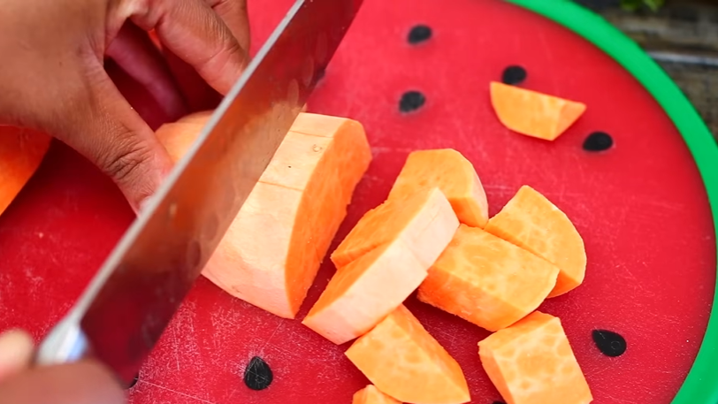 Potong ubi jalar (sweet potato) denganbentuk dadu.