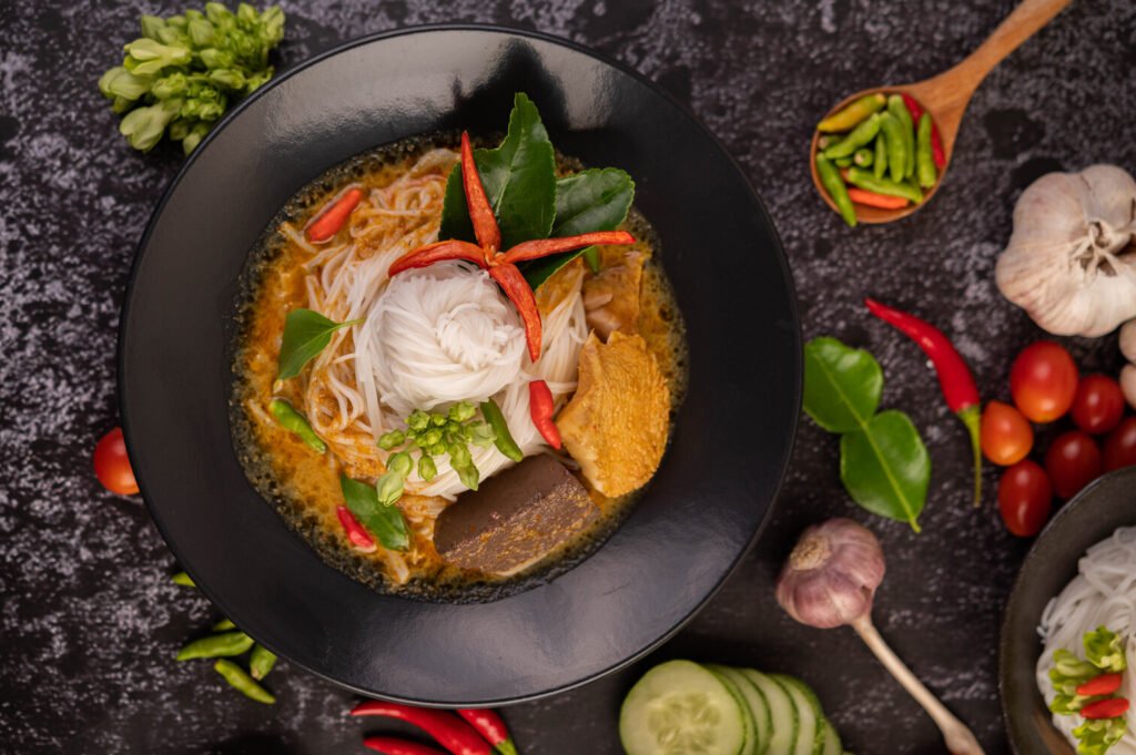 Memasak sup mie kari khas Thailand dapat menggunakan sayuran apapun. Sangat cocok untuk hari-hari yang dingin atau ketika sakit