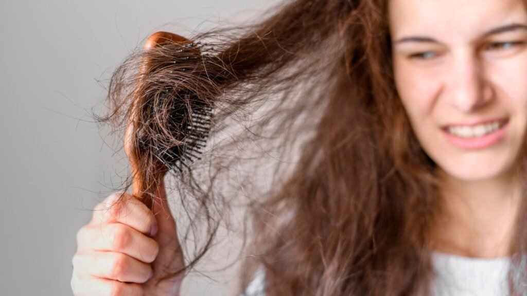 Kusut adalah tanda-tanda rambut rusak. Ini solusinya.